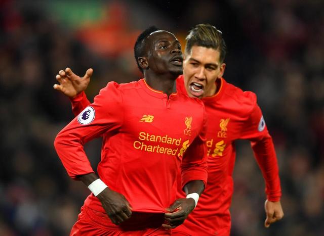 拜仁慕尼黑榮譽球員蓋德·穆勒的雕像在安聯球場外正式揭幕.